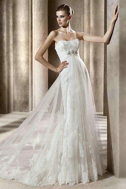 Abito da sposa stile impero con velo ricamato