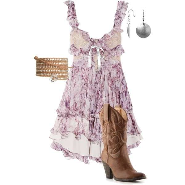 American style: minidress romantico e stivali cowboy
