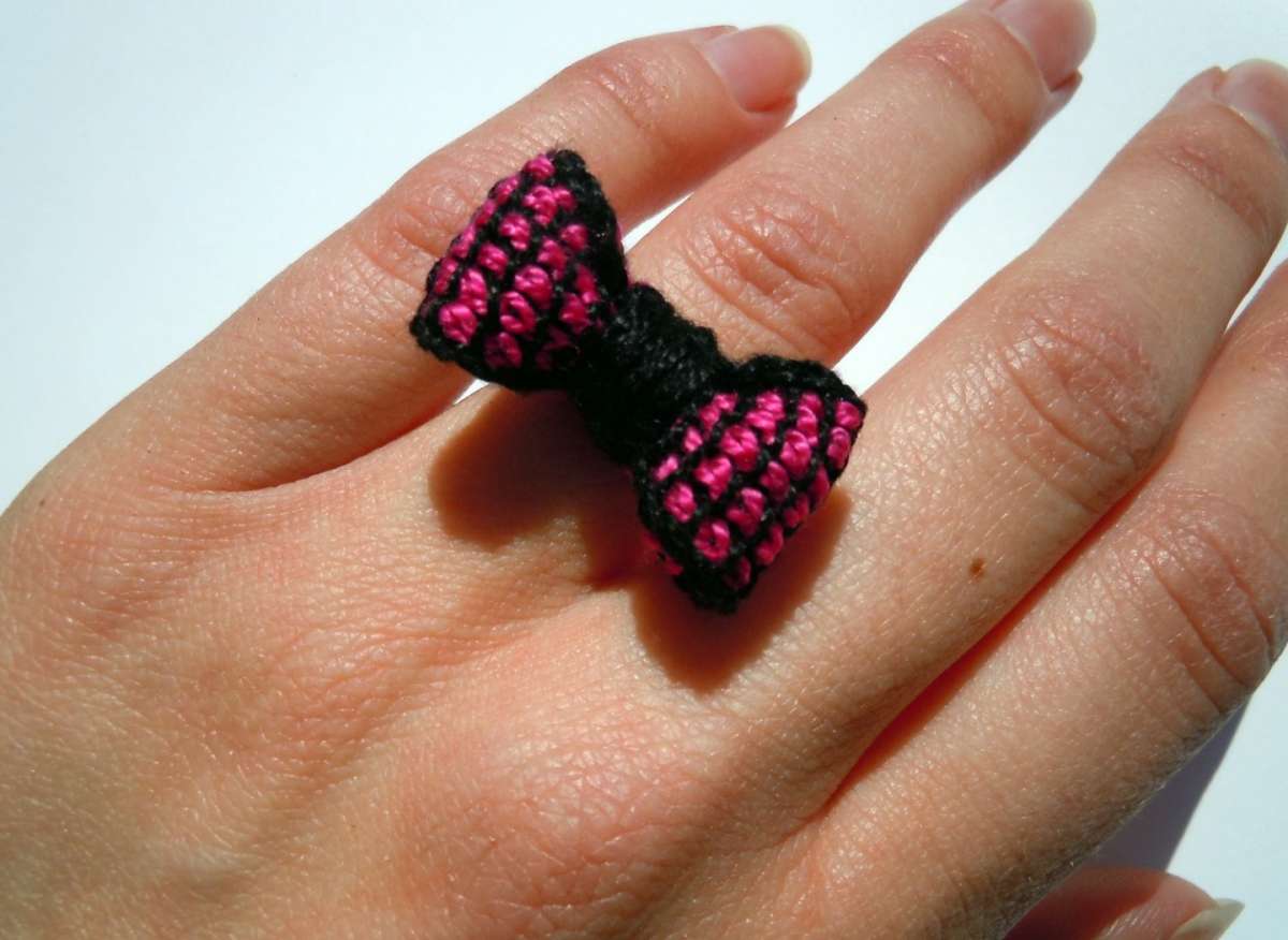 Anello con fiocco rosa e nero