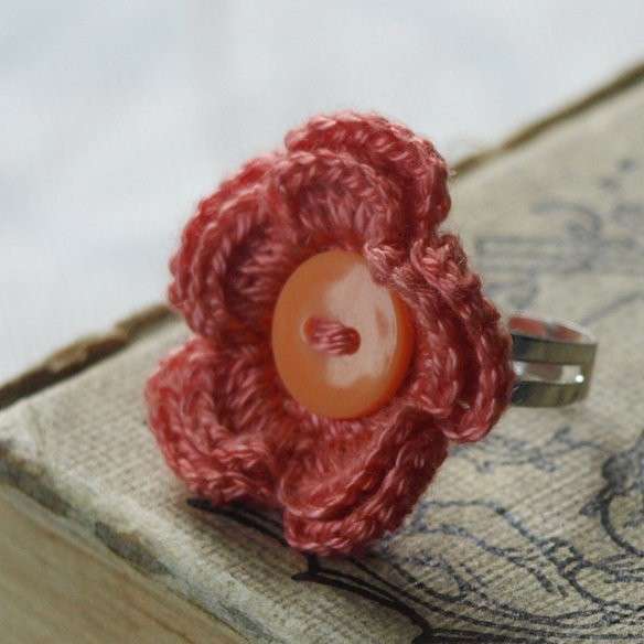 Anello con fiore e bottone rosa
