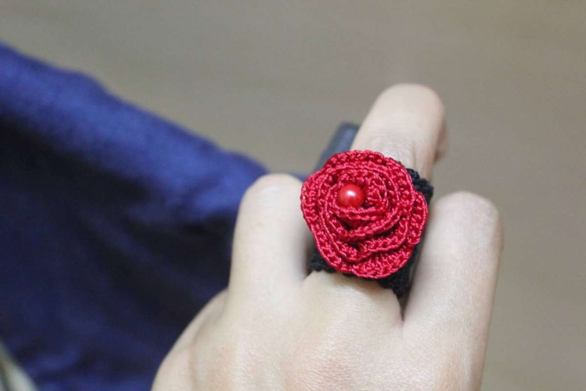 Anello con rosa rossa all'uncinetto