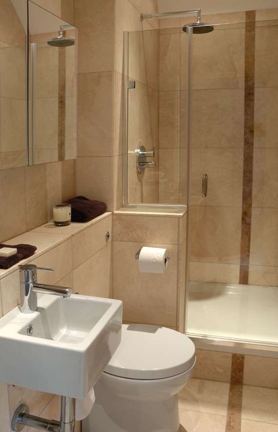 Bagno con mattonelle beige