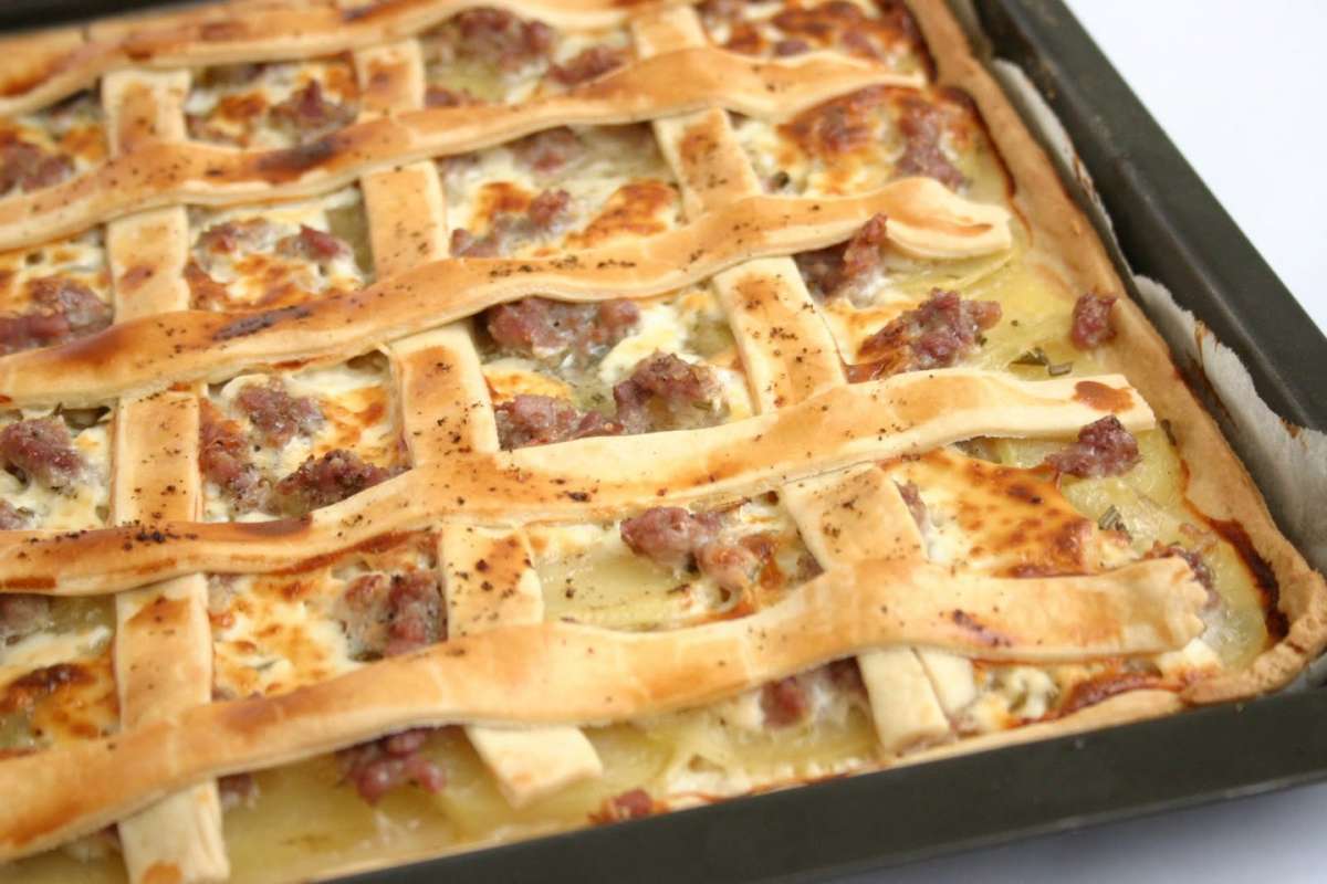 Crostata salata con salsiccia