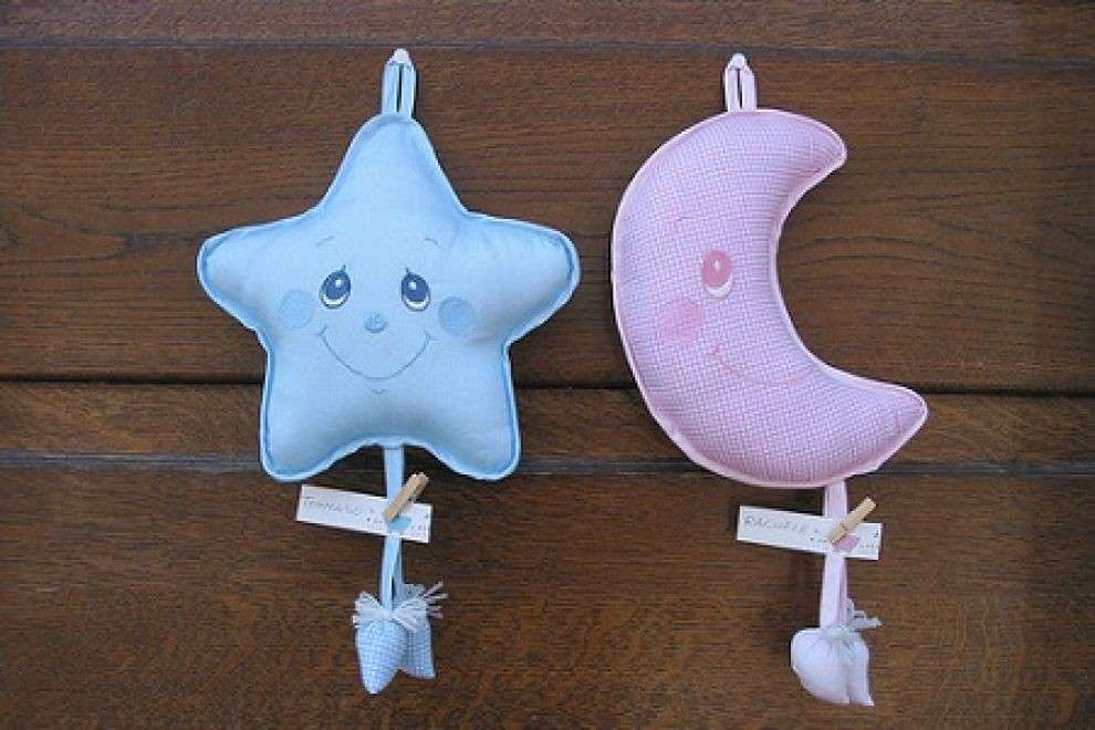 Curiosi fiocchi a forma di stella e luna