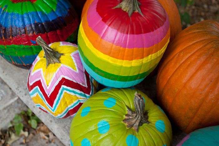 Decorazioni con zucche multicolore