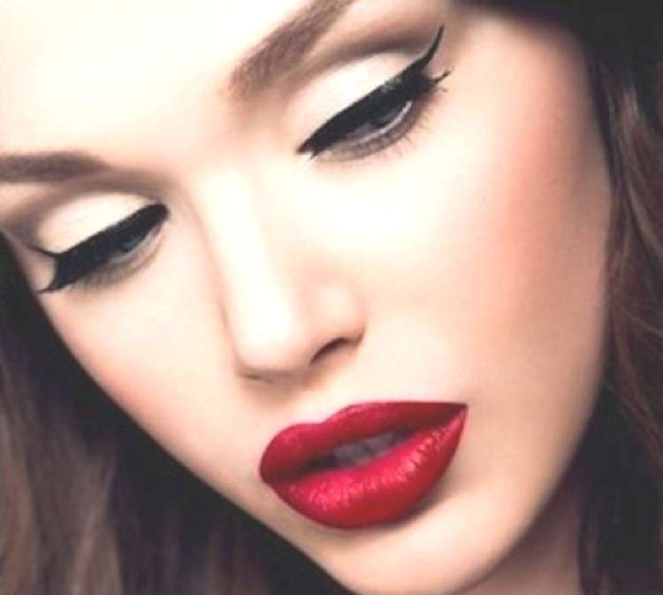 Eyeliner alato per Halloween