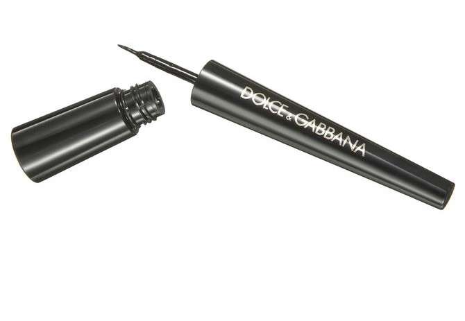 Eyeliner nero per gli occhi