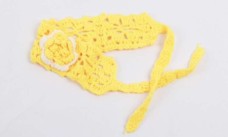 Fascia crochet gialla con fiore