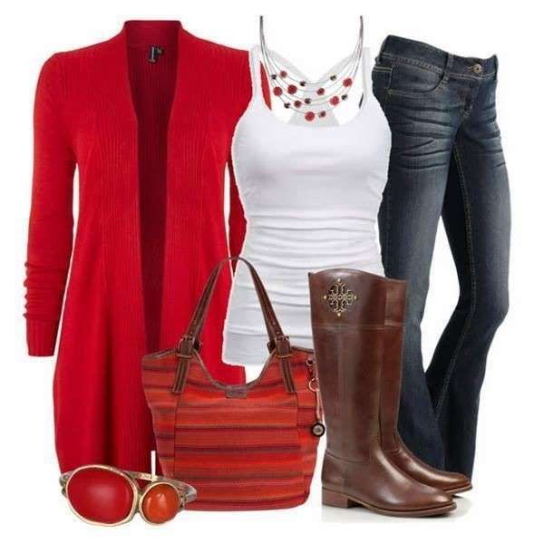 Jeans, cardigan rosso e accessori marroni