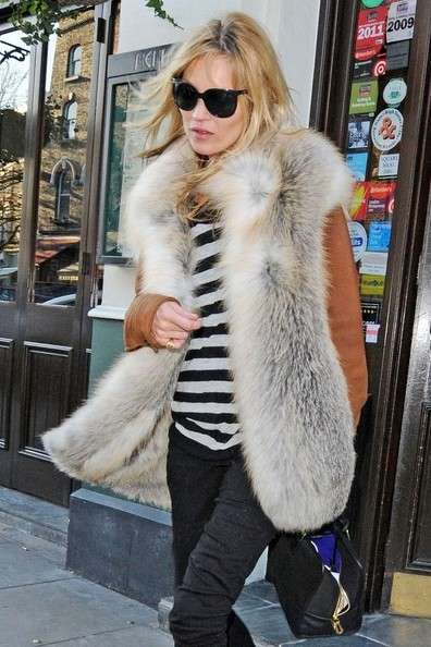 Kate Moss con gilet in pelliccia