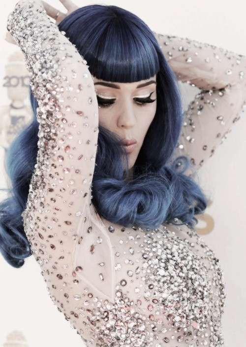 Katy Perry capelli blu con frangia