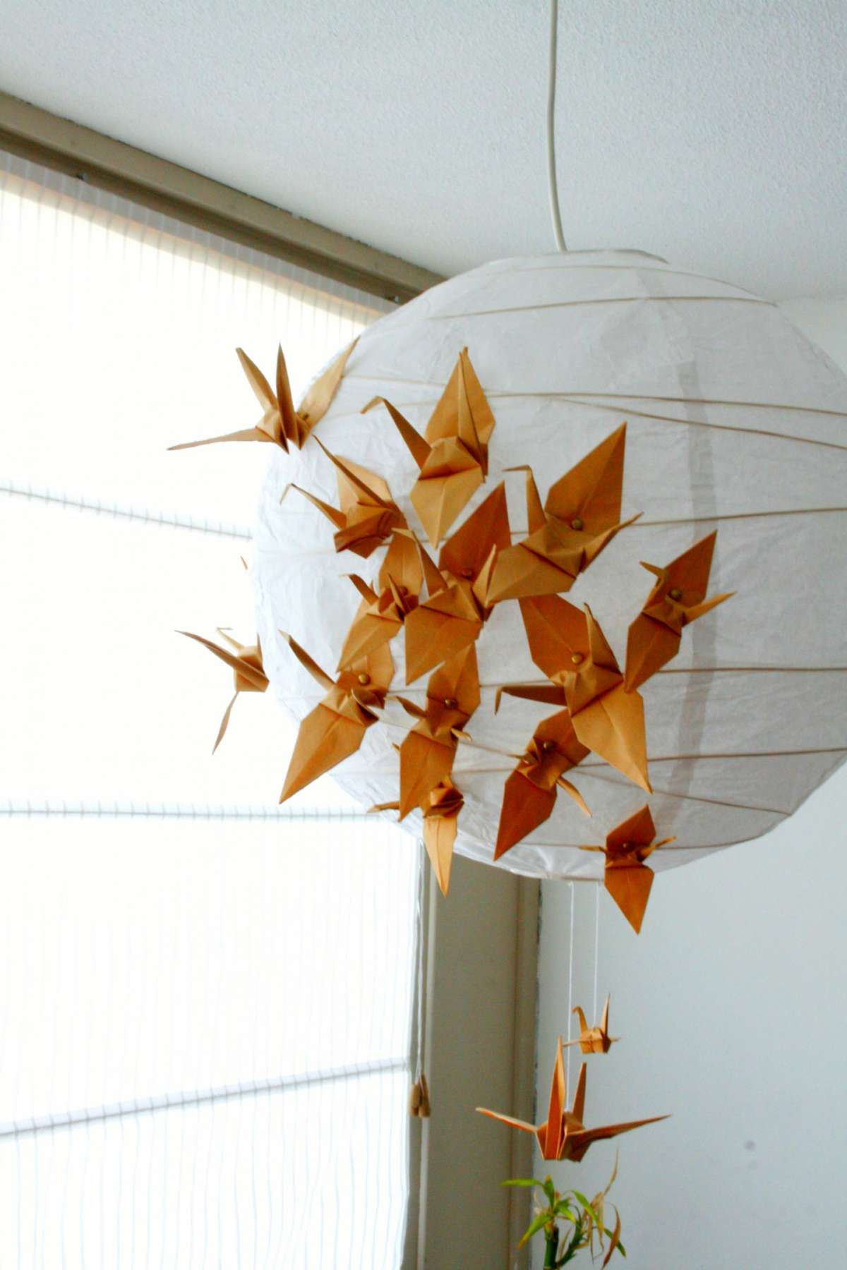 Lampadario con uccelli a origami