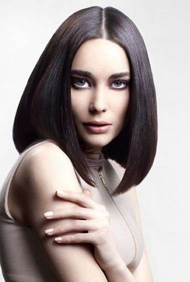 Long bob ultraliscio con riga in mezzo