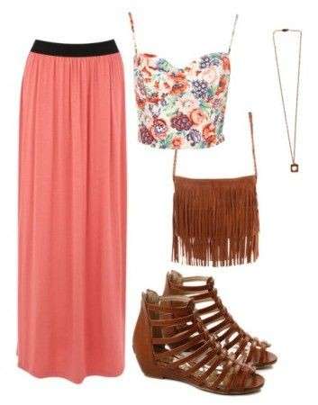 Look boho chic con dettagli colorati