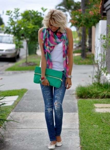 Look casual con accessori colorati