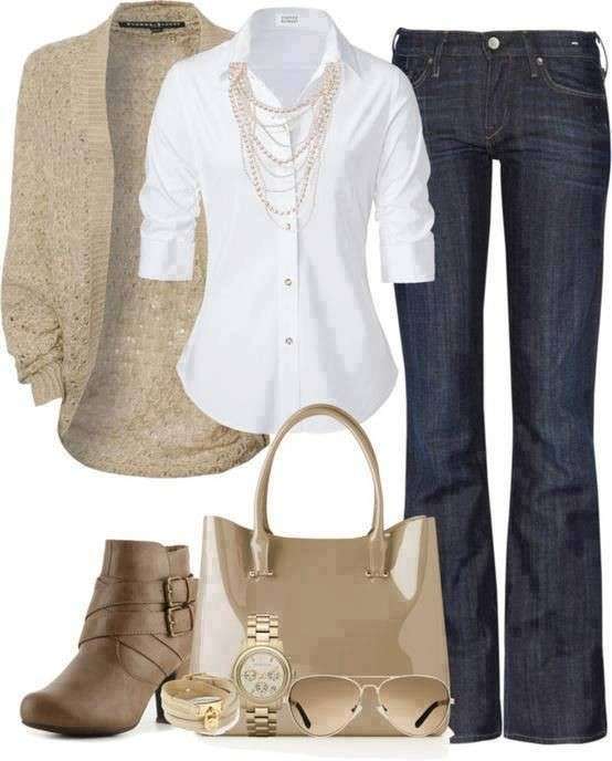 Look con accessori beige