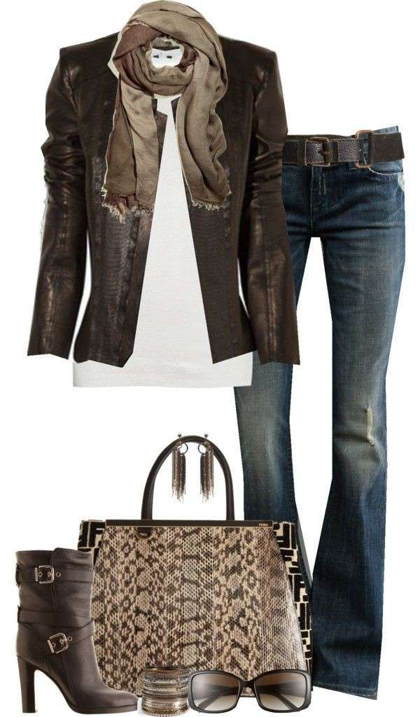 Look con accessori in pelle marrone