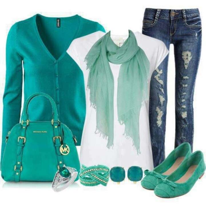 Look con accessori verde acqua e turchese