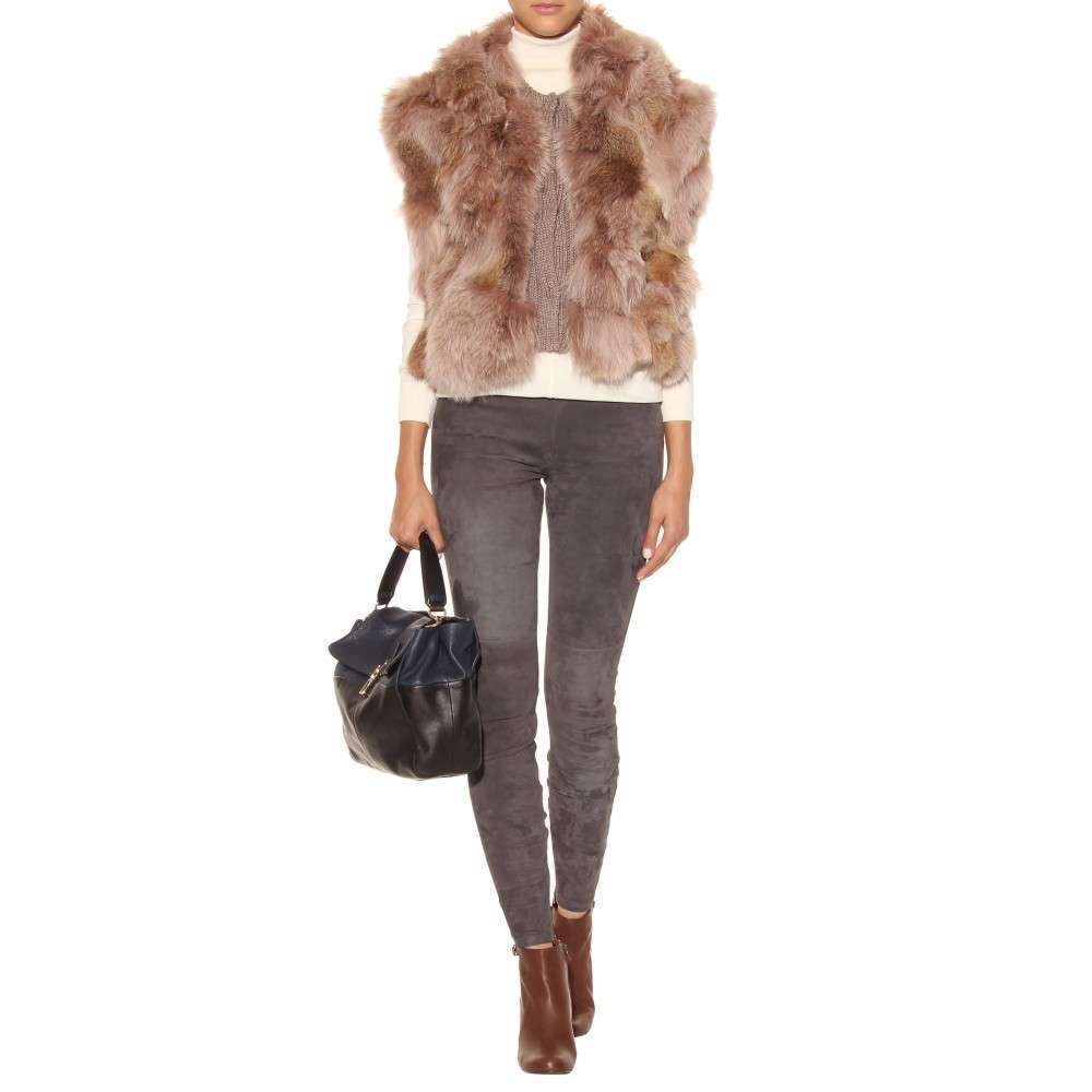 Look con gilet in pelliccia Miu Miu