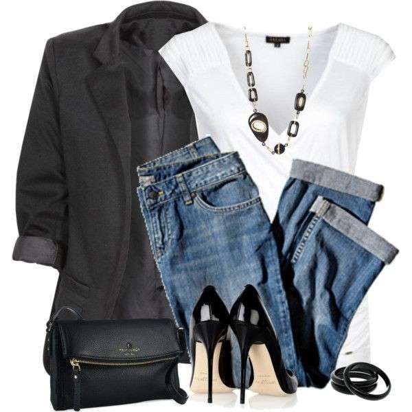 Look con jeans e blazer nero