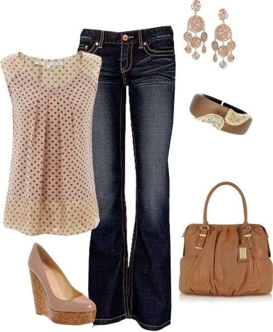 Look con jeans e top a pois