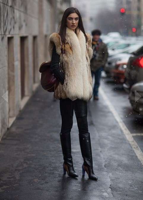 Look in pelle nera con gilet in pelliccia