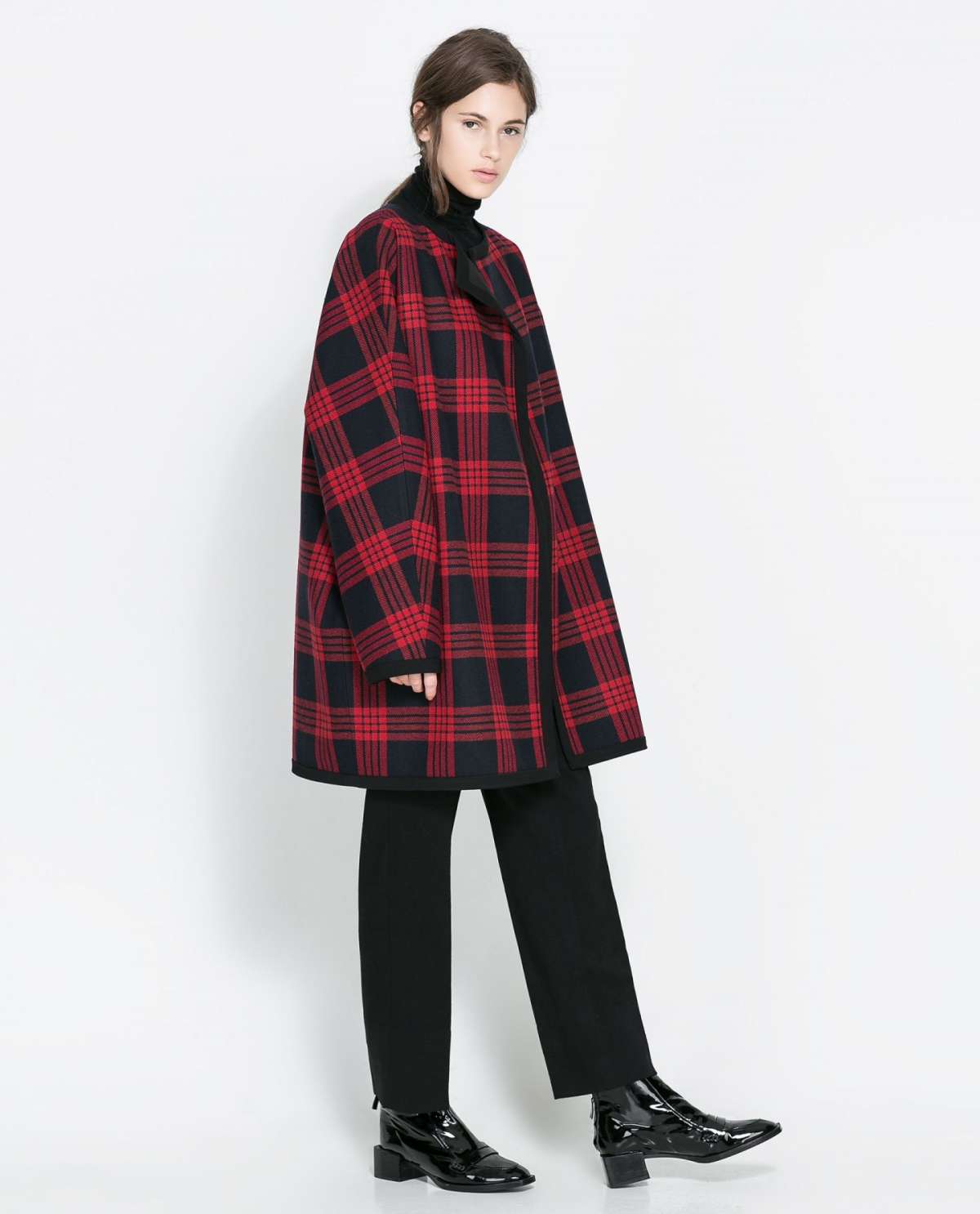 Mantella tartan Zara e pantaloni neri