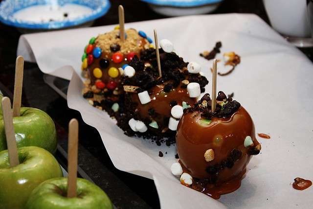 Mele caramellate di Halloween con cioccolato e caramelle