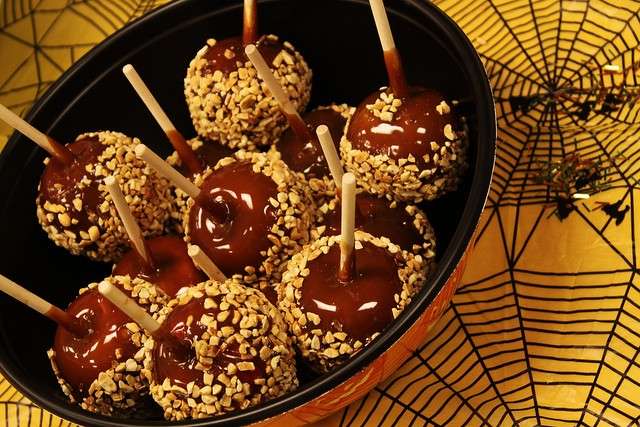 Mele di Halloween con cioccolato e granella