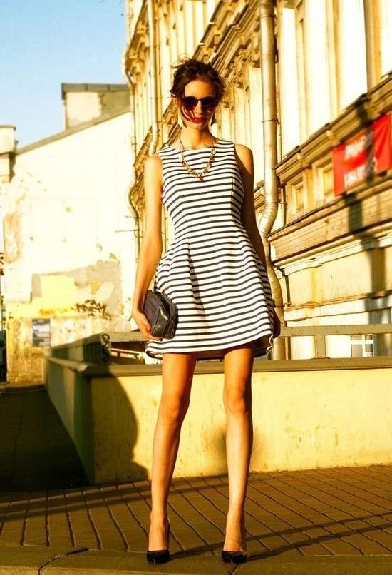 Minidress a righe e pumps nere