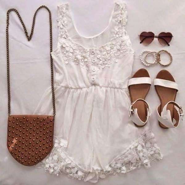 Minidress bianco e accessori