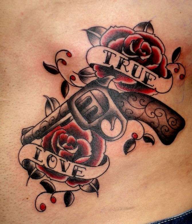 Pistola e rosa: un classico tattoo old school