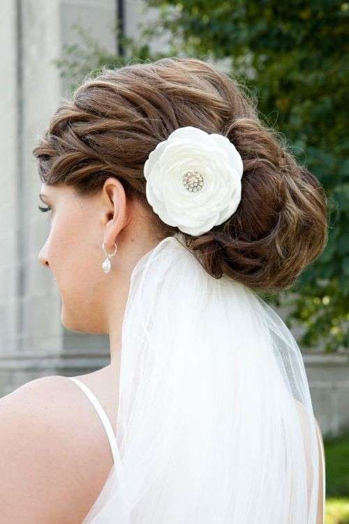 Raccolto da sposa con capelli mossi e velo basso