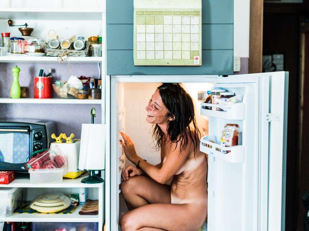 Ragazza in frigorifero