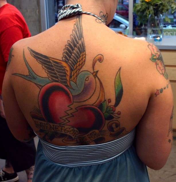 Rondine e cuore per un tatuaggio sulla schiena