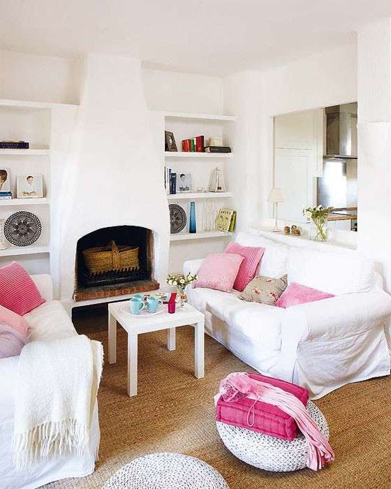 Salotto bianco rustico con dettagli rosa