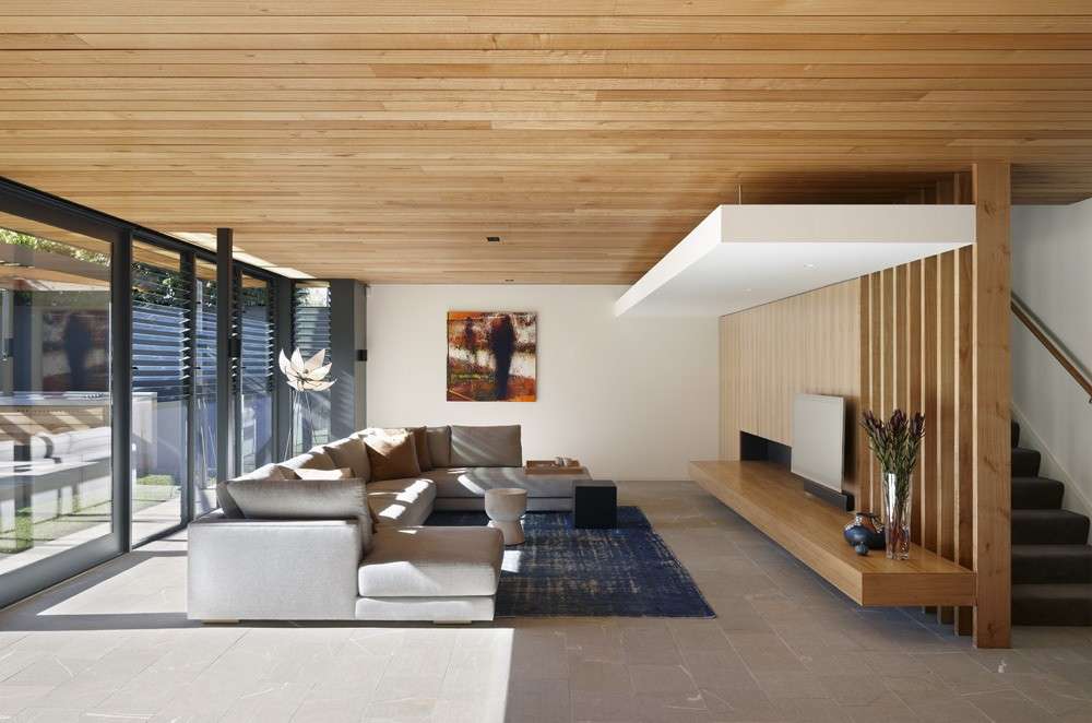 Salotto con soffitto in legno