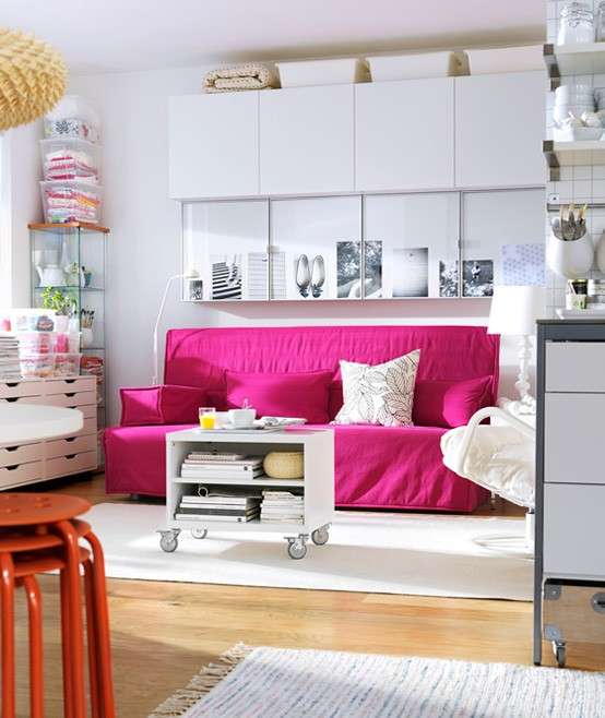 Salotto piccolo con divano rosa