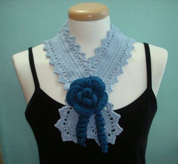 Scaldacollo a maglia con fiore blu