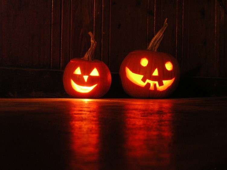 Sorrisi e sguardi delle zucche di Halloween