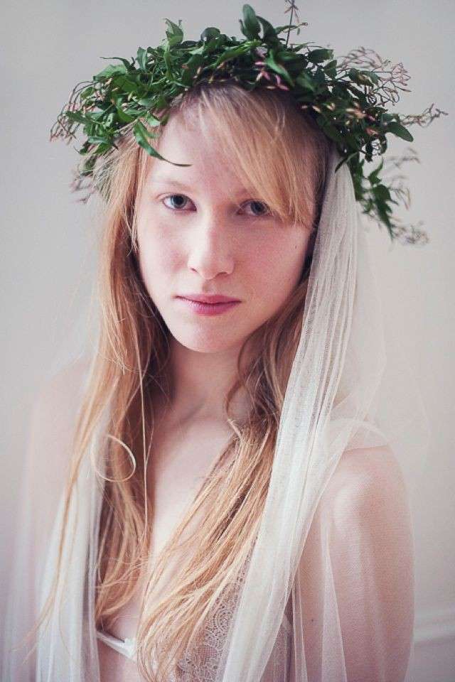 Sposa con capelli sciolti, velo e corona di fiori