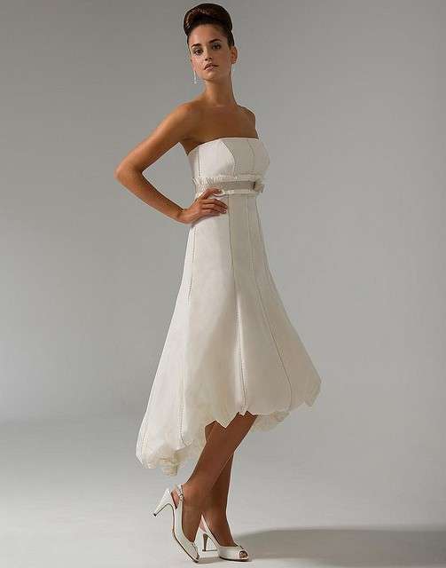 Sposa con vestito stile impero corto