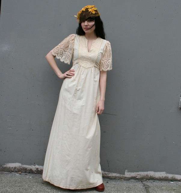 Sposa hippie con vestito panna e cappello di foglie