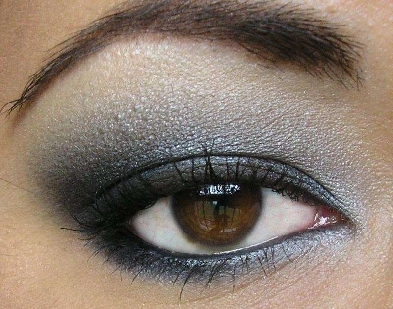 Strega con smokey eyes