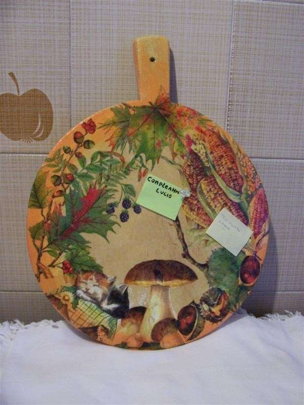 Tagliere autunnale decorato con il decoupage