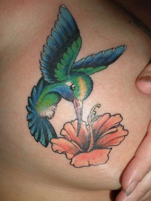 Tattuaggi old school: il colibrì e il fiore