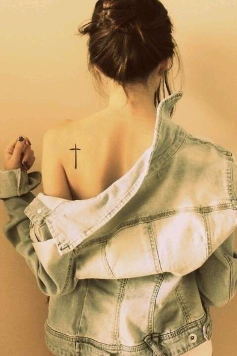 Tatuaggi femminili: la croce sulla scapola