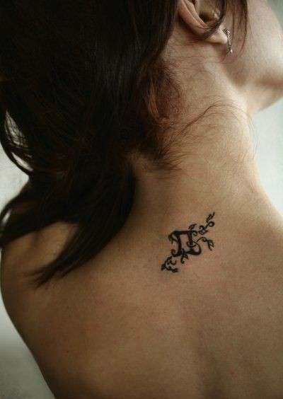 Tatuaggi femminili al centro delle spalle