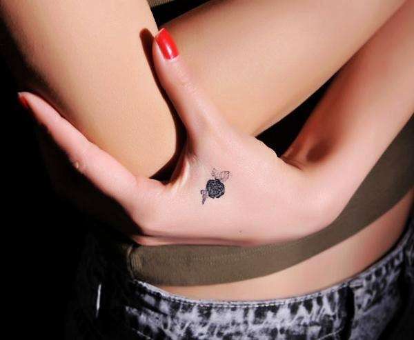 Tatuaggi femminili sulla mano