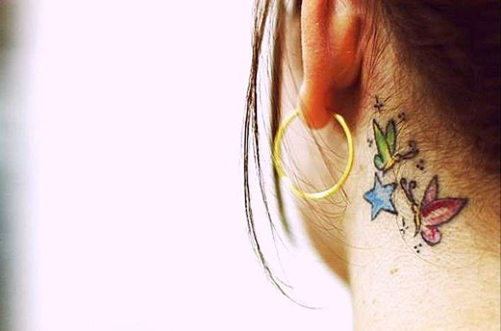 Tatuaggi piccoli e colorati dietro l'orecchio